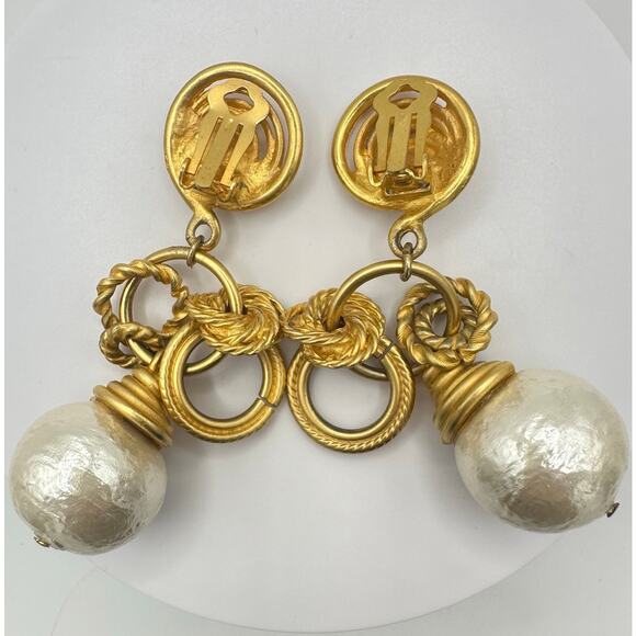 1980s vintage gold tone pink rhinestones massive faux pearl clip on earrings - Picture 6 of 9